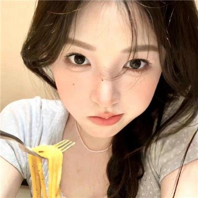 给小酒馆女子喝高杯酒